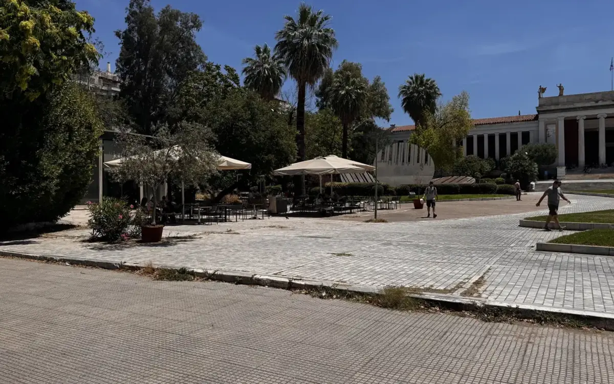 Café tables in the garden of the National Archaeological Museum under the trees