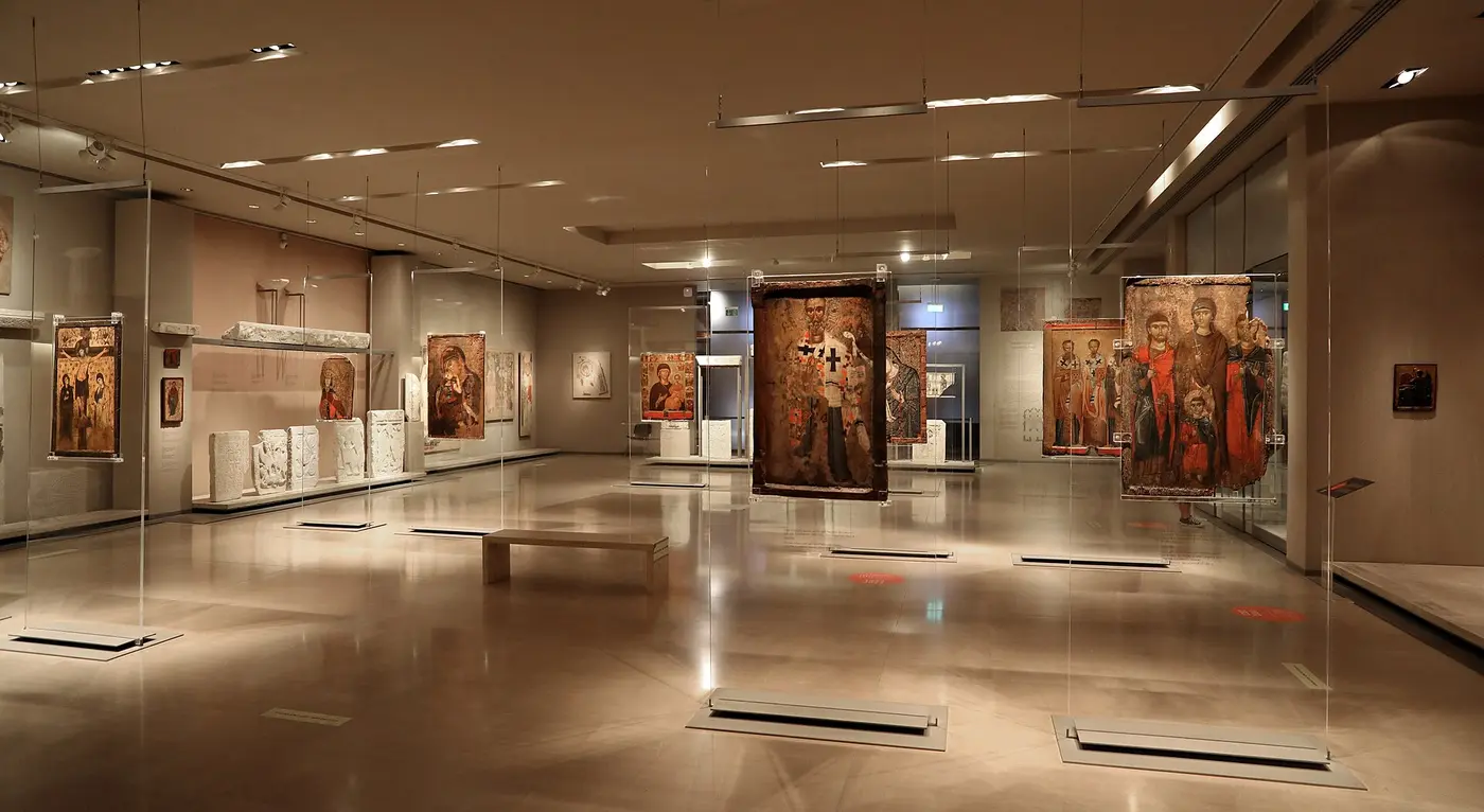 拜占庭博物馆的大展厅，圣像挂在独立的展板上