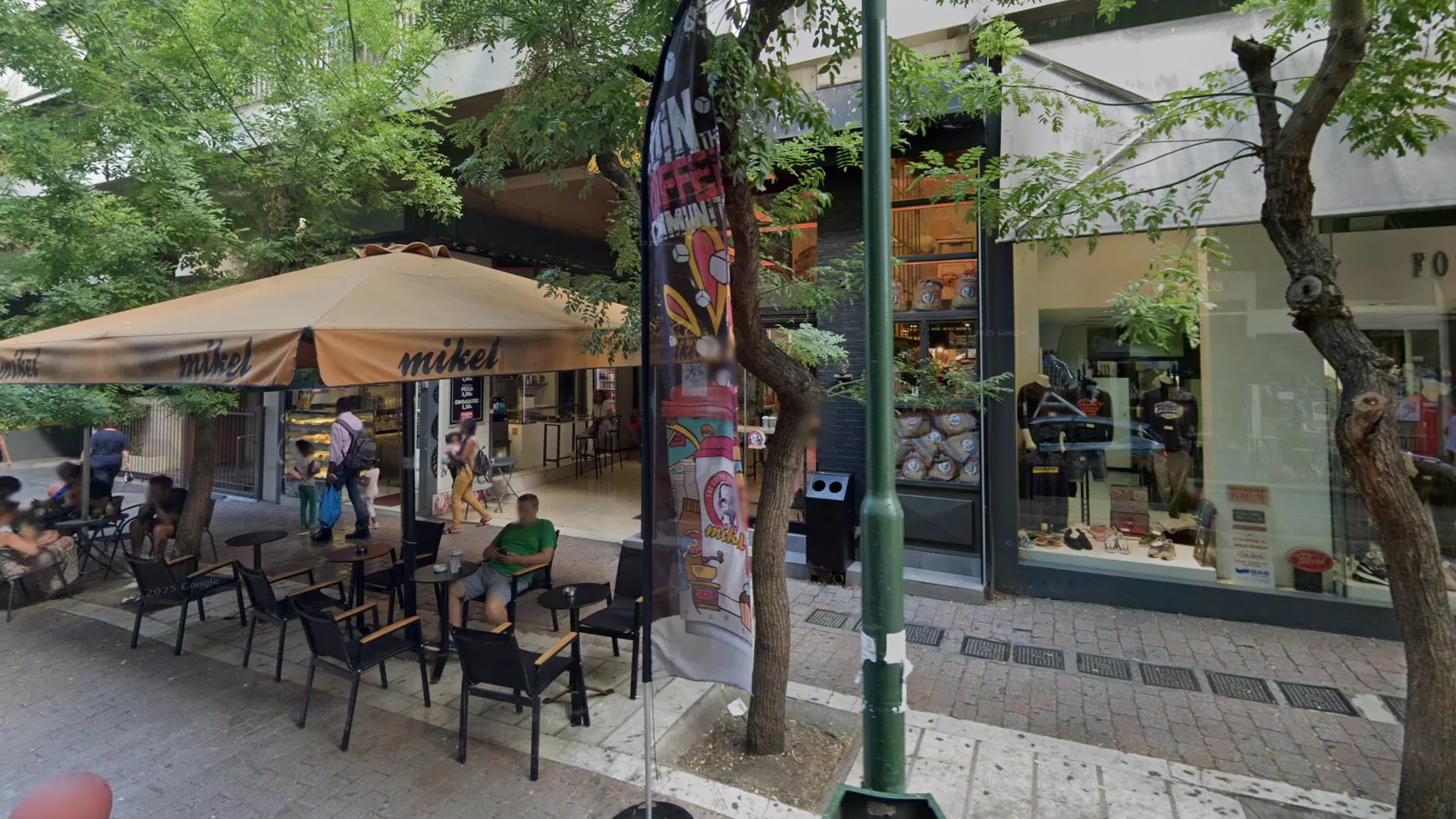 Φρέντο εσπρέσο και κουλούρι Θεσσαλονίκης σε μαρμάρινο τραπέζι αθηναϊκού καφέ